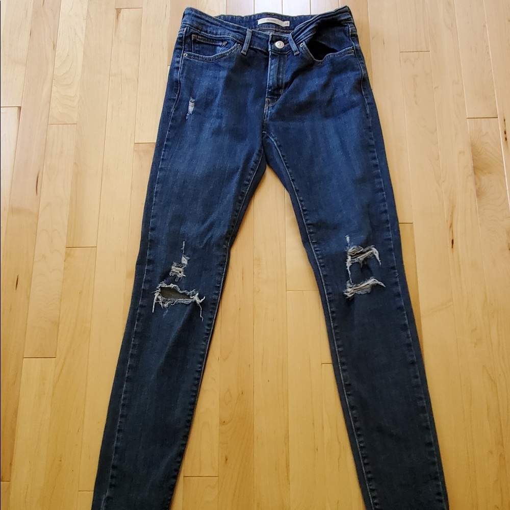 I’m selling a pair of women’s Levi jeans!